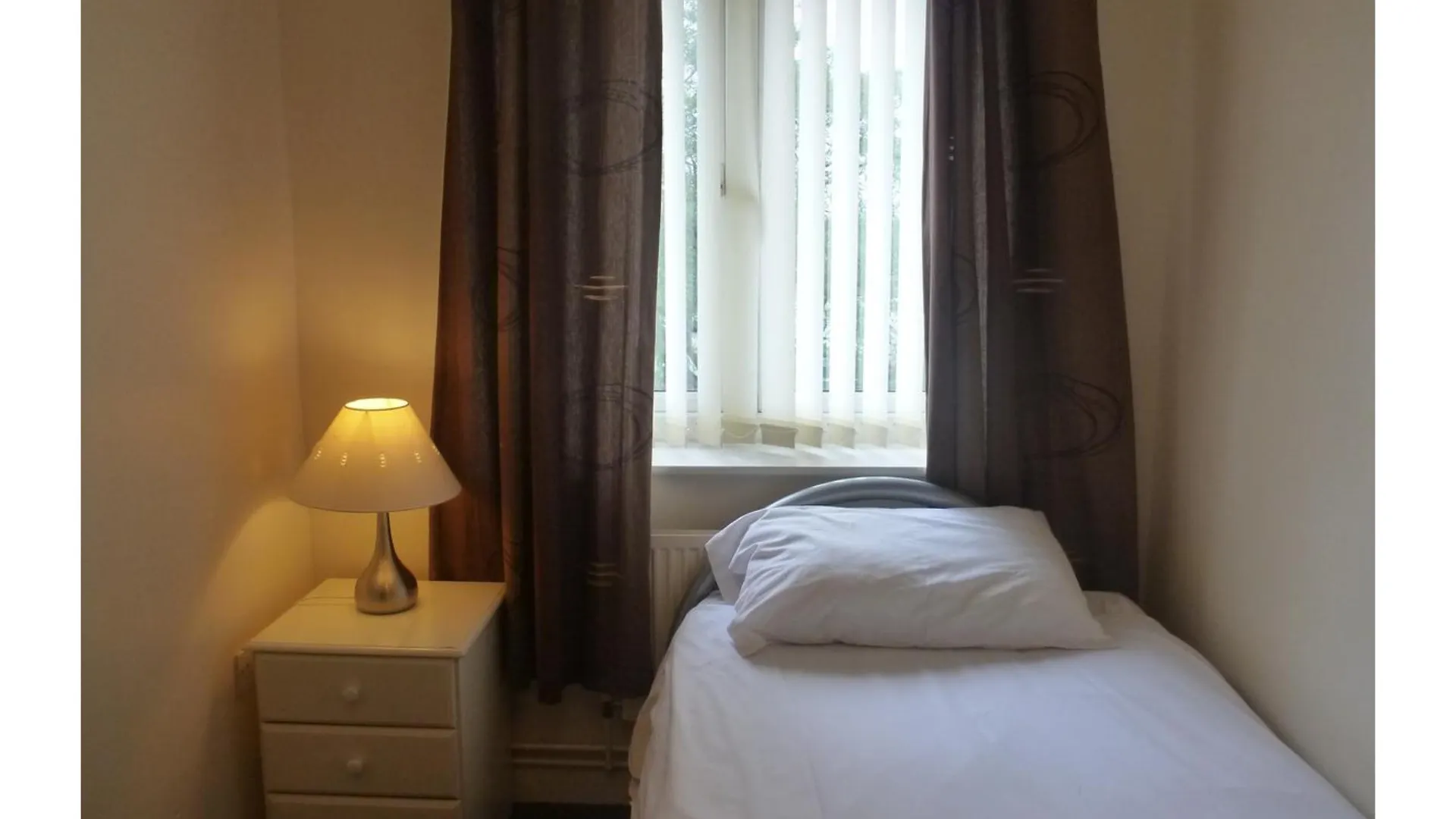 Oyo Arinza Apartments, Liverpool Hotel
