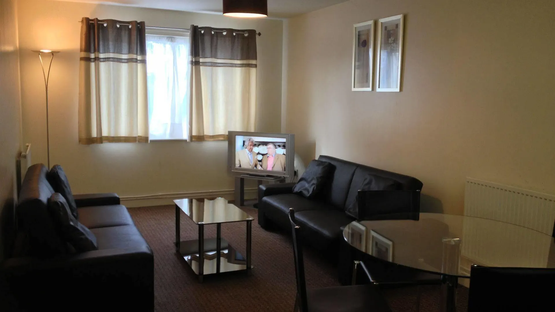 Oyo Arinza Apartments, Liverpool Hotel